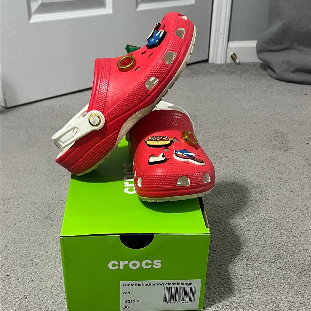CROCS Sonic Hedge Hog Kids Red Clogs with Fun Charms size 6